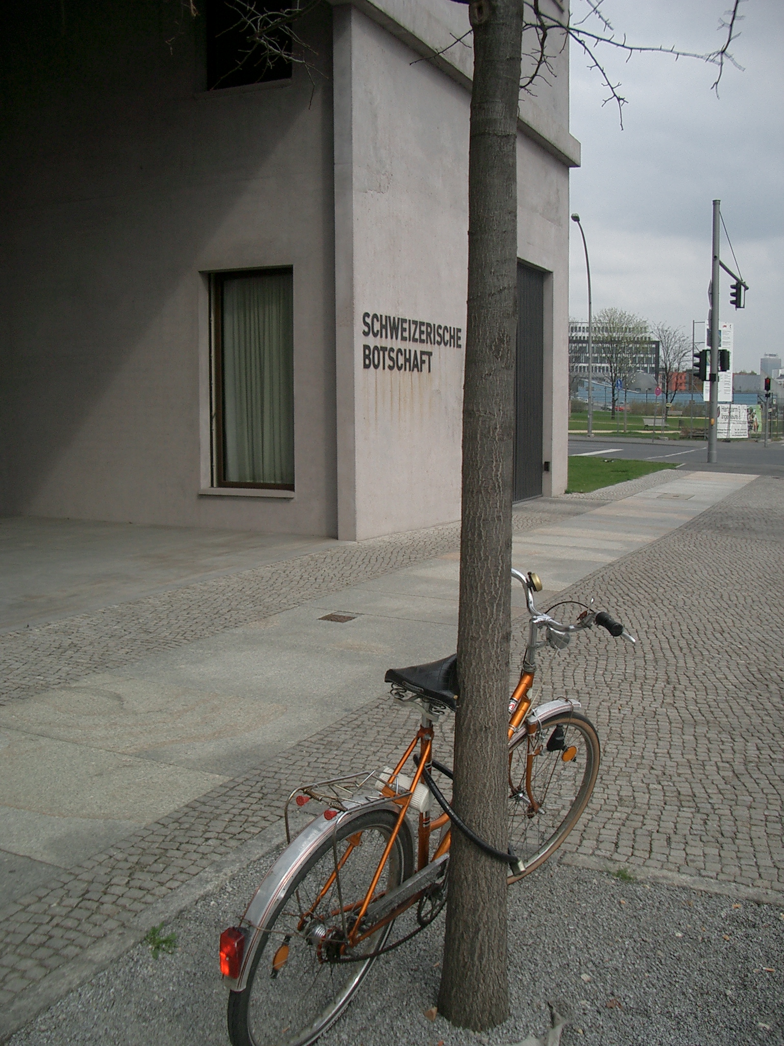 Fahrrad vor Schweizer Botschaft, 2005
